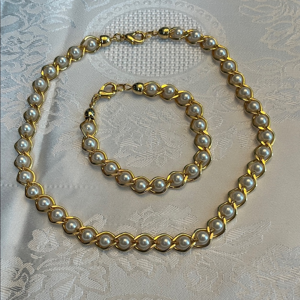 Elegant Gold and Pearl Necklace and Bracelet Set